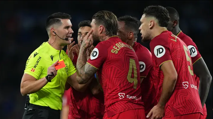 piros lap kiosztása és reklamálás