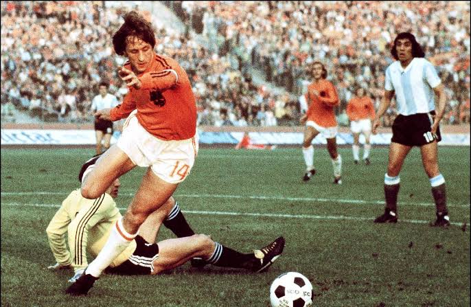 Egy sorsdöntő este, ami végül a távozást is előrevetítette – Pisztolycső Johan Cruyff homlokán